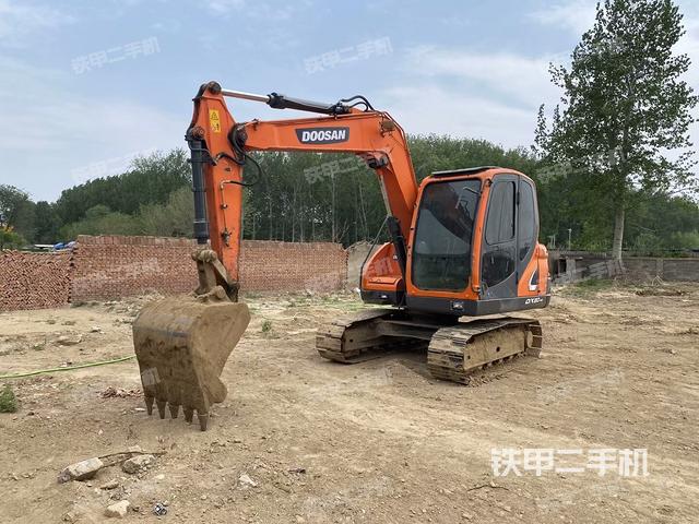 駕駛室頂部(整機(jī)外觀) 駕駛室頂部(整機(jī)外觀)