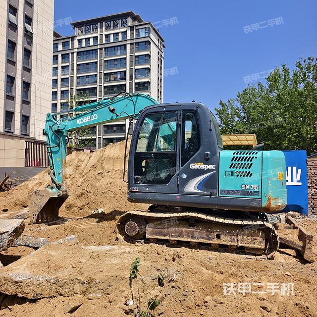 駕駛室整體(整機(jī)外觀) 駕駛室整體(整機(jī)外觀)