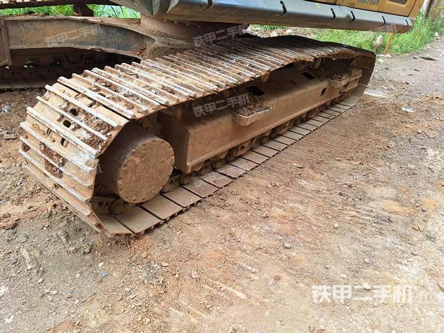 單側(cè)履帶整體(整機(jī)外觀) 單側(cè)履帶整體(整機(jī)外觀)