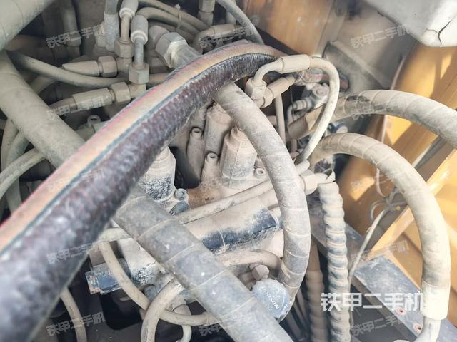 回轉(zhuǎn)馬達(dá)和主控閥(整機(jī)外觀) 回轉(zhuǎn)馬達(dá)和主控閥(整機(jī)外觀)