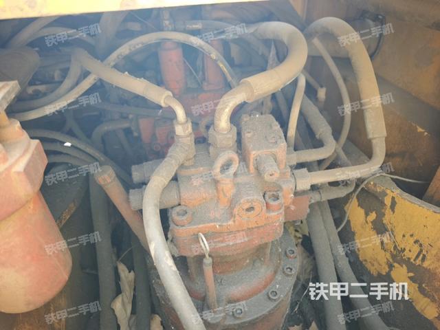 回轉馬達和主控閥(整機外觀) 回轉馬達和主控閥(整機外觀)