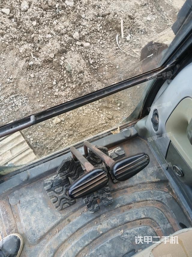 行走控制手柄和踏板?俯拍(駕駛室部分) 行走控制手柄和踏板?俯拍(駕駛室部分)