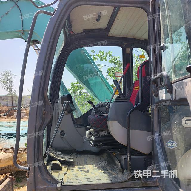 駕駛室頂部(整機(jī)外觀) 駕駛室頂部(整機(jī)外觀)