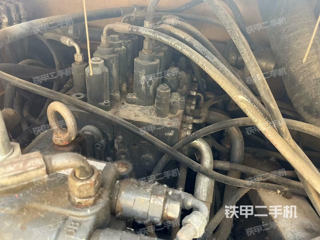 回轉(zhuǎn)馬達(dá)和主控閥(整機(jī)外觀) 回轉(zhuǎn)馬達(dá)和主控閥(整機(jī)外觀)