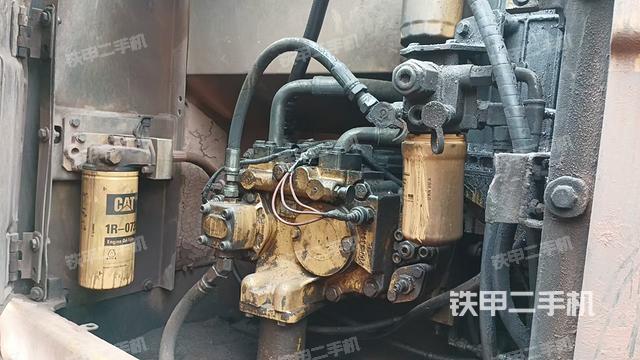 液压泵舱室正面整体(整机外观) 液压泵舱室正面整体(整机外观)