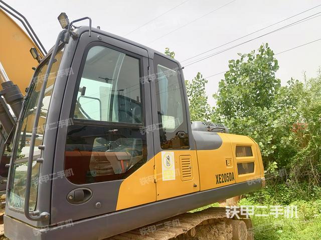 駕駛室整體(整機(jī)外觀) 駕駛室整體(整機(jī)外觀)