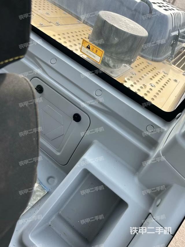 行走控制手柄和踏板?俯拍(駕駛室部分) 行走控制手柄和踏板?俯拍(駕駛室部分)