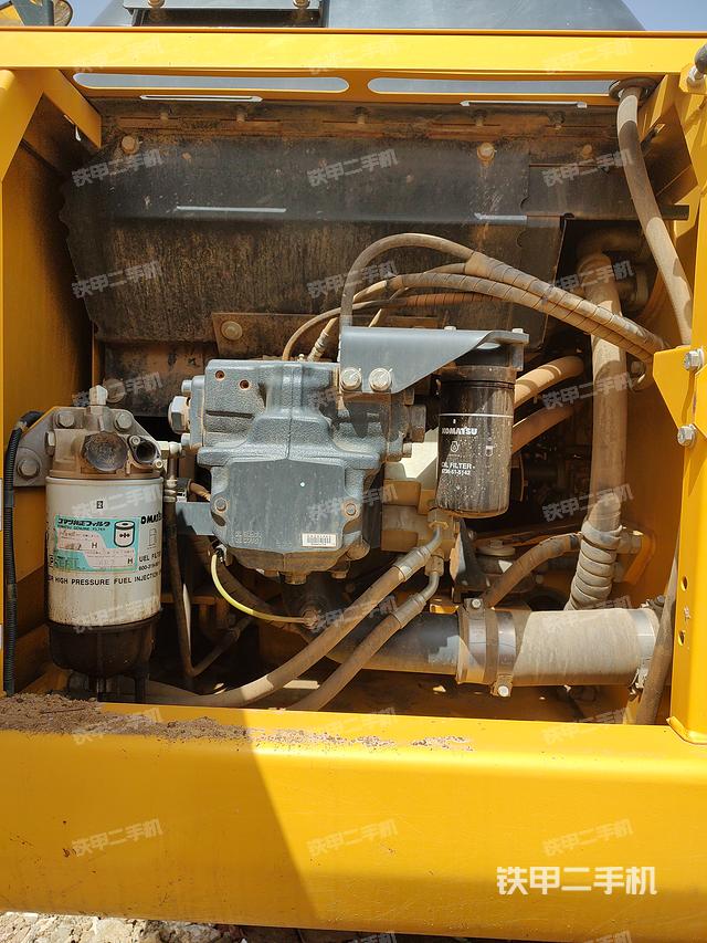 液压泵舱室正面整体（整机外观）