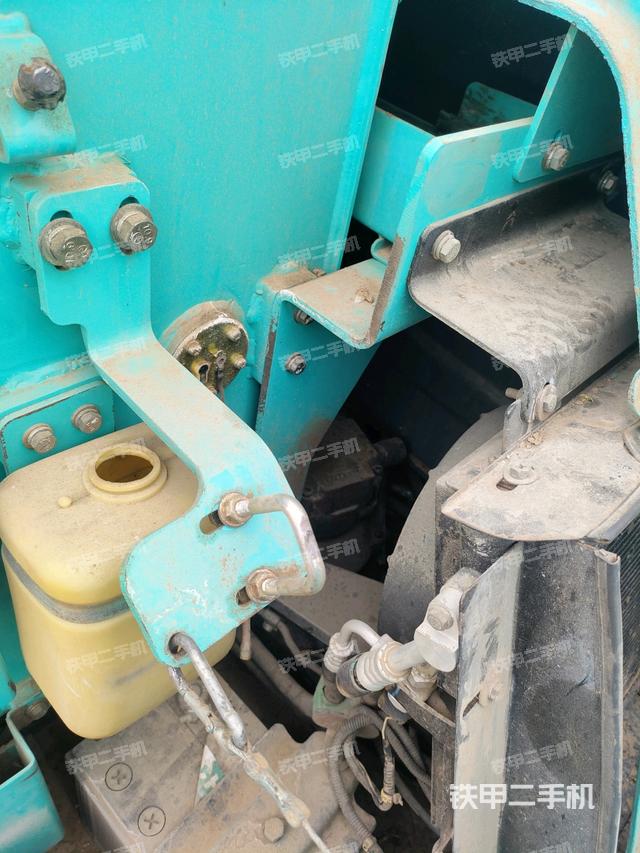 回轉(zhuǎn)馬達和主控閥(整機外觀) 回轉(zhuǎn)馬達和主控閥(整機外觀)