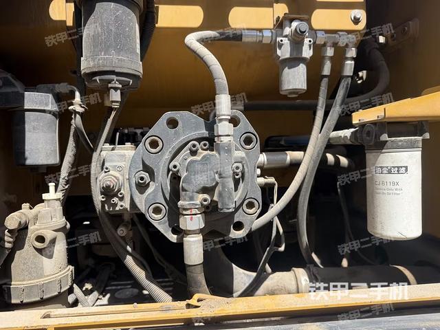 液压泵舱室正面整体(整机外观) 液压泵舱室正面整体(整机外观)