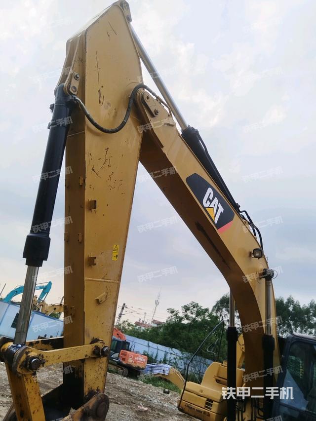 小臂整體左后(工作和回轉(zhuǎn)裝置) 小臂整體左后(工作和回轉(zhuǎn)裝置)