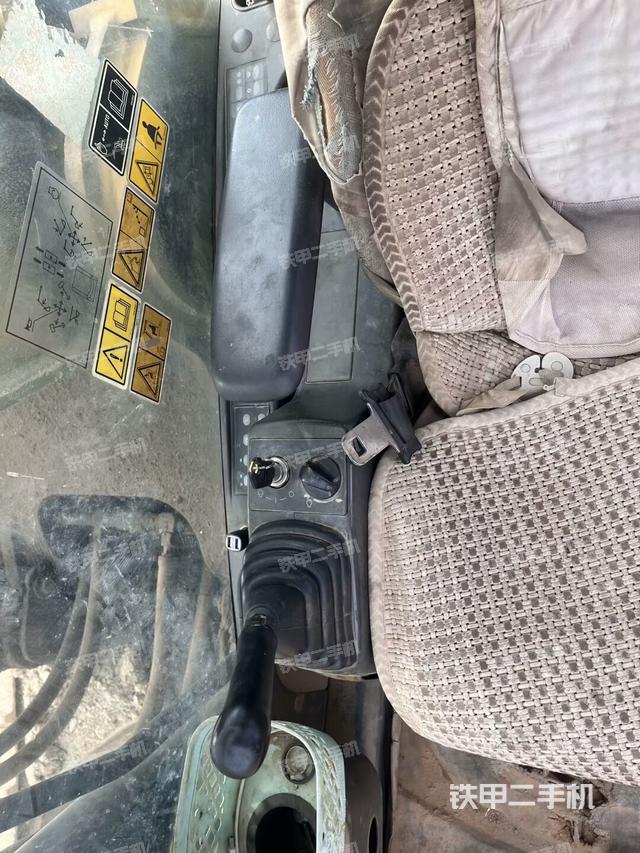 左后方玻璃角標(biāo)（駕駛室部分）