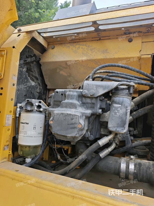 液压泵舱室正面整体(整机外观) 液压泵舱室正面整体(整机外观)