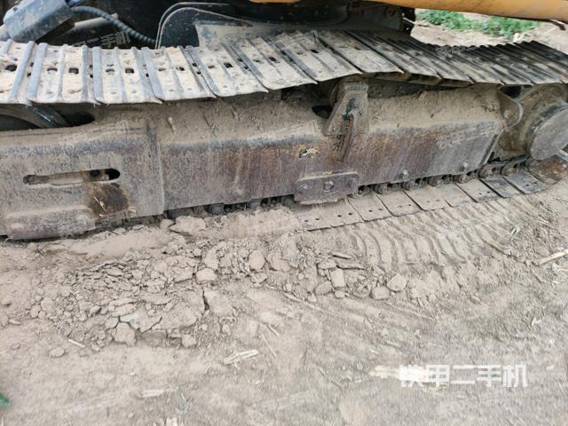 單側(cè)履帶整體(整機(jī)外觀) 單側(cè)履帶整體(整機(jī)外觀)