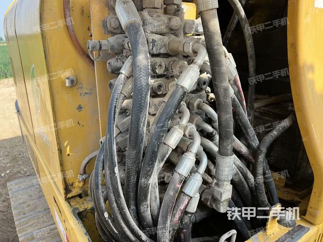 回轉(zhuǎn)馬達(dá)和主控閥(整機(jī)外觀) 回轉(zhuǎn)馬達(dá)和主控閥(整機(jī)外觀)