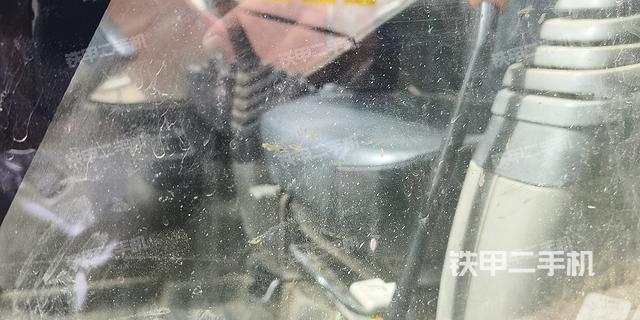 駕駛室整體(整機(jī)外觀) 駕駛室整體(整機(jī)外觀)