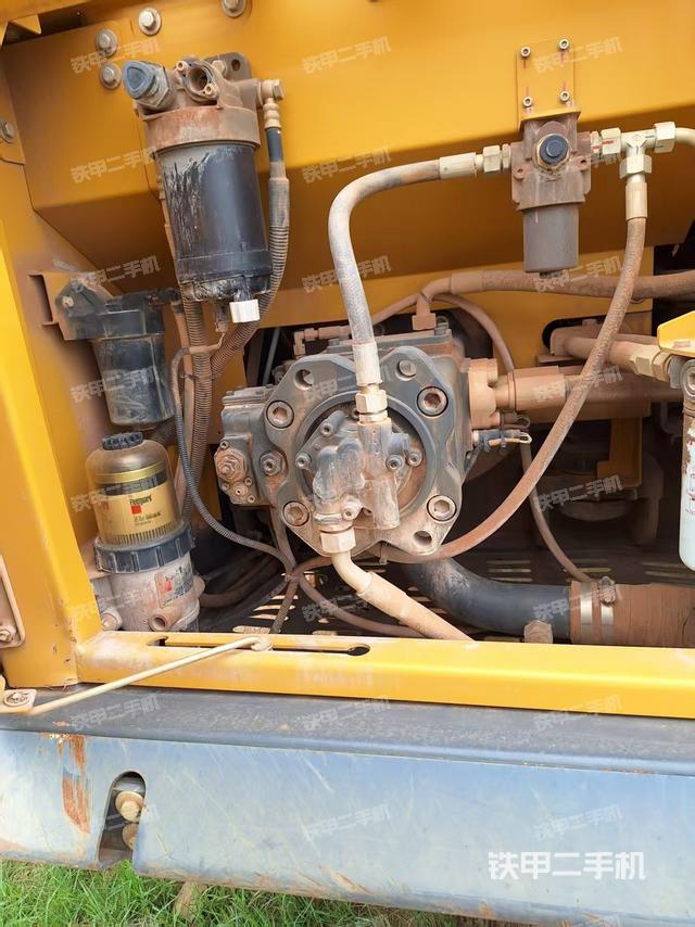液壓泵艙室正面整體(整機(jī)外觀) 液壓泵艙室正面整體(整機(jī)外觀)