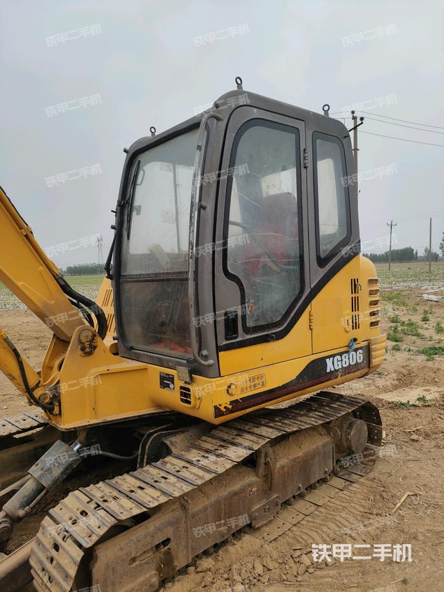 駕駛室整體(整機(jī)外觀) 駕駛室整體(整機(jī)外觀)