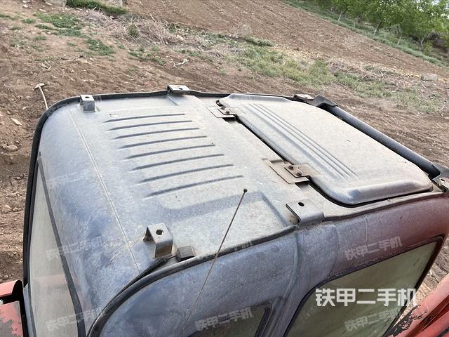 駕駛室頂部(整機(jī)外觀) 駕駛室頂部(整機(jī)外觀)