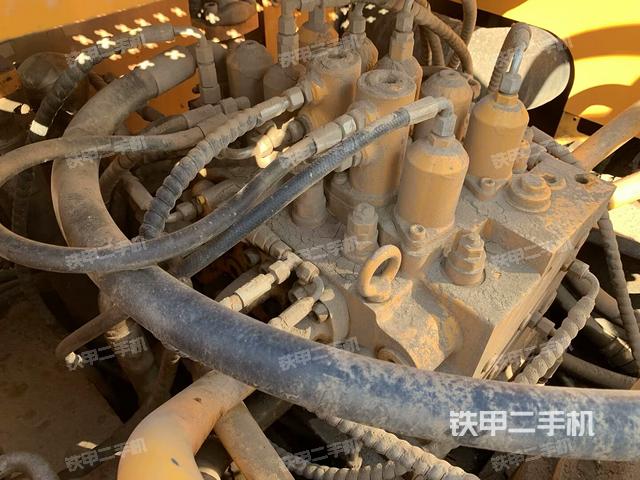 回转马达和主控阀(整机外观) 回转马达和主控阀(整机外观)