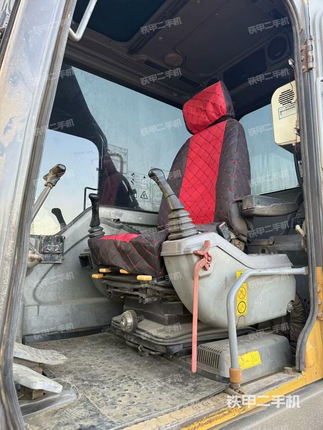 驾驶室整体(整机外观) 驾驶室整体(整机外观)