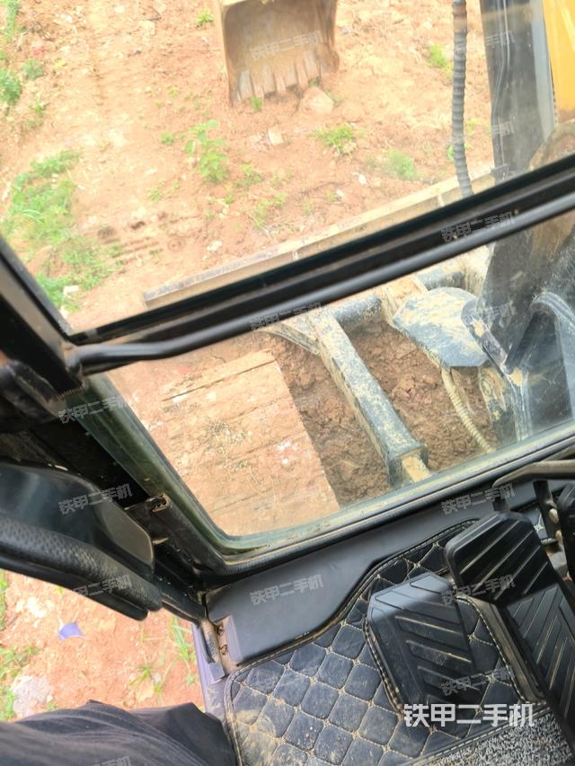 行走控制手柄和踏板?俯拍（駕駛室部分）