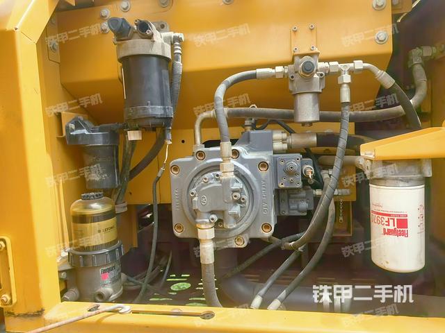 液壓泵艙室正面整體(整機(jī)外觀) 液壓泵艙室正面整體(整機(jī)外觀)