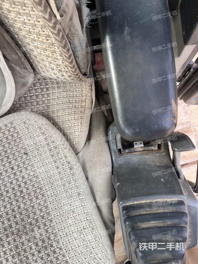 行走控制手柄和踏板?俯拍（駕駛室部分）