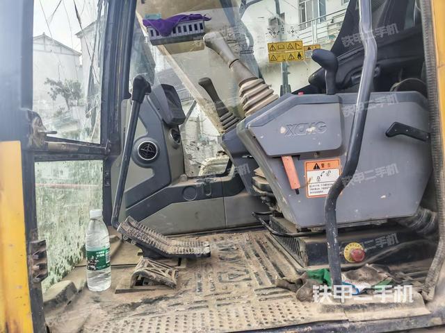 駕駛室整體(整機(jī)外觀) 駕駛室整體(整機(jī)外觀)