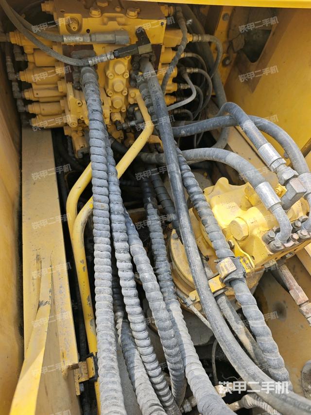 回转马达和主控阀(整机外观) 回转马达和主控阀(整机外观)