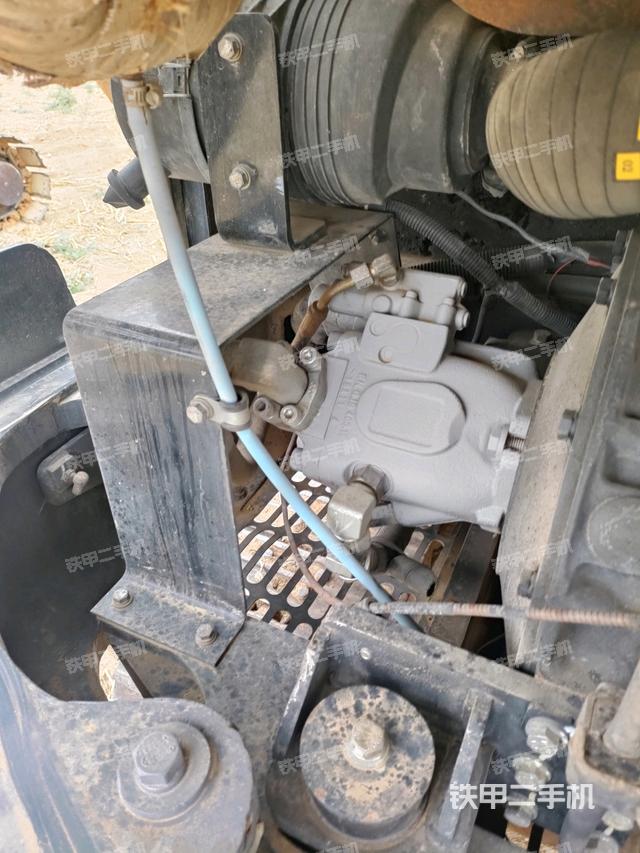 液壓泵艙室正面整體(整機外觀) 液壓泵艙室正面整體(整機外觀)