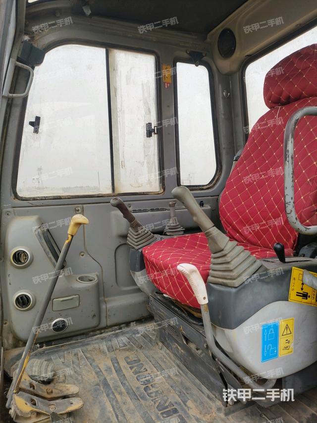 駕駛室頂部(整機外觀) 駕駛室頂部(整機外觀)