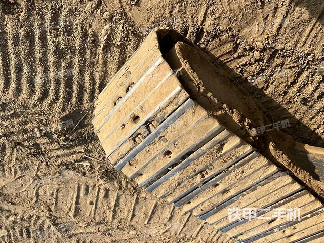 單側(cè)履帶整體(整機(jī)外觀) 單側(cè)履帶整體(整機(jī)外觀)