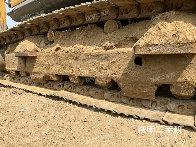 單側(cè)履帶整體(整機(jī)外觀) 單側(cè)履帶整體(整機(jī)外觀)