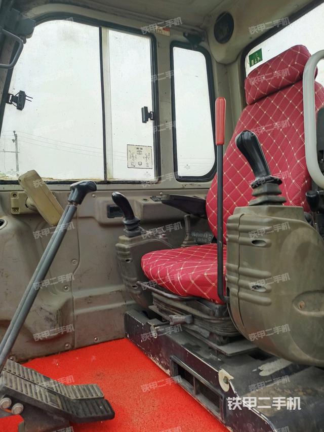 駕駛室頂部(整機外觀) 駕駛室頂部(整機外觀)