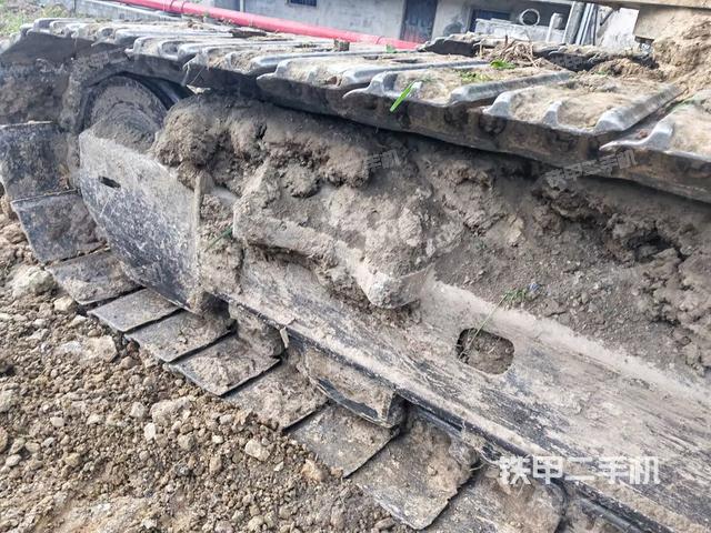 單側(cè)履帶整體(整機(jī)外觀) 單側(cè)履帶整體(整機(jī)外觀)