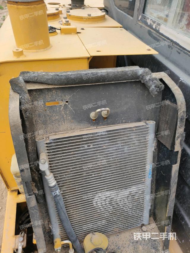 回轉(zhuǎn)馬達(dá)和主控閥(整機(jī)外觀) 回轉(zhuǎn)馬達(dá)和主控閥(整機(jī)外觀)