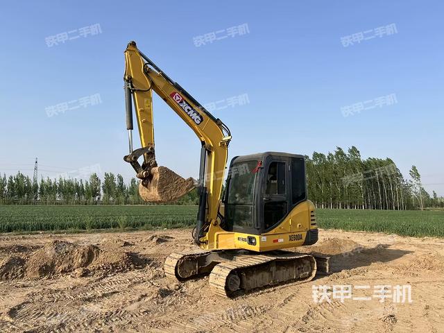 駕駛室整體(整機(jī)外觀) 駕駛室整體(整機(jī)外觀)