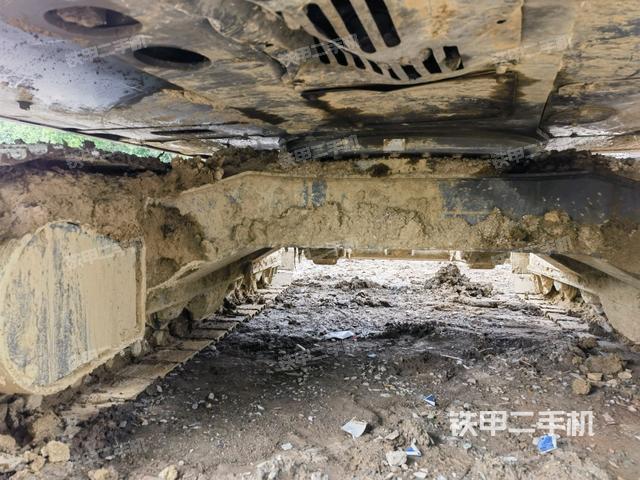 轉(zhuǎn)盤和下車架正前（工作和回轉(zhuǎn)裝置）