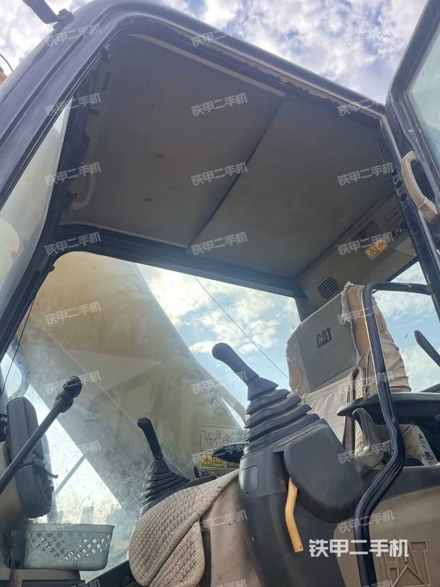 座椅右側(cè)控制臺(tái)/鑰匙門/油門/含右手柄（駕駛室部分）