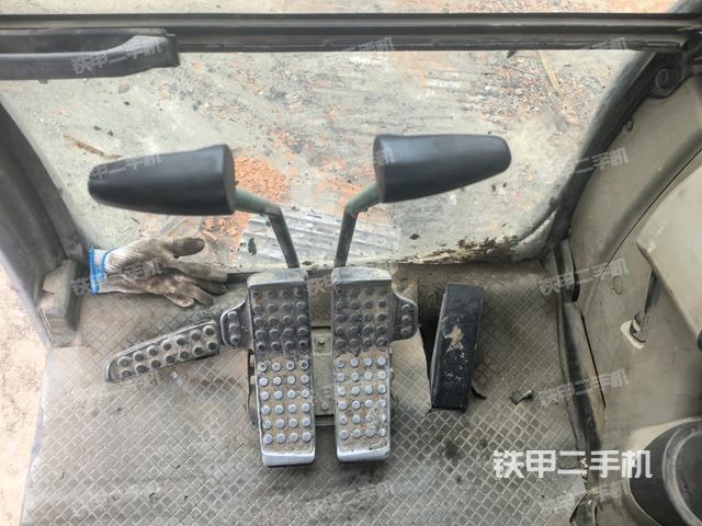 行走控制手柄和踏板?俯拍(駕駛室部分) 行走控制手柄和踏板?俯拍(駕駛室部分)