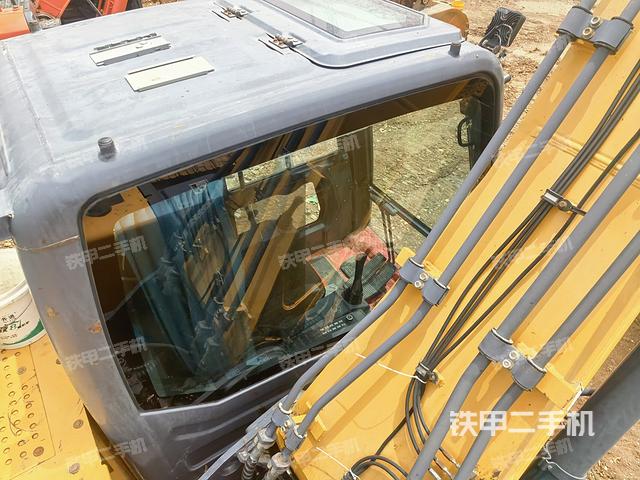 駕駛室頂部(整機(jī)外觀) 駕駛室頂部(整機(jī)外觀)