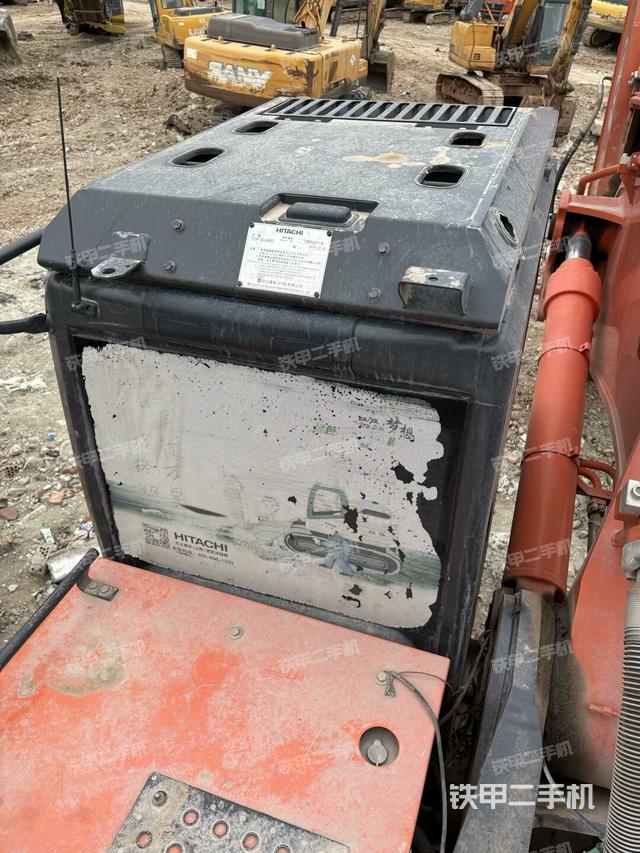 駕駛室頂部(整機(jī)外觀) 駕駛室頂部(整機(jī)外觀)