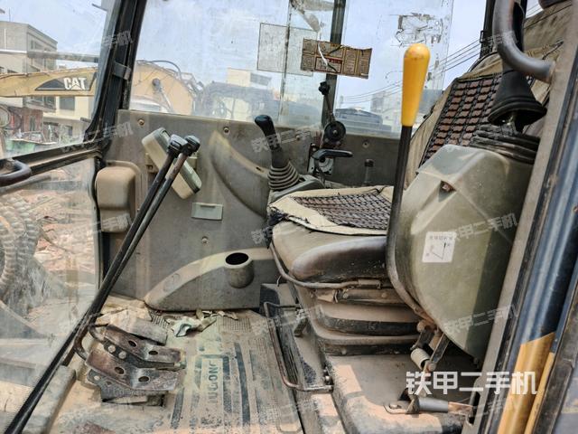 行走控制手柄和踏板?俯拍(駕駛室部分) 行走控制手柄和踏板?俯拍(駕駛室部分)