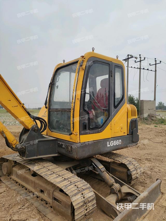 駕駛室整體(整機外觀) 駕駛室整體(整機外觀)