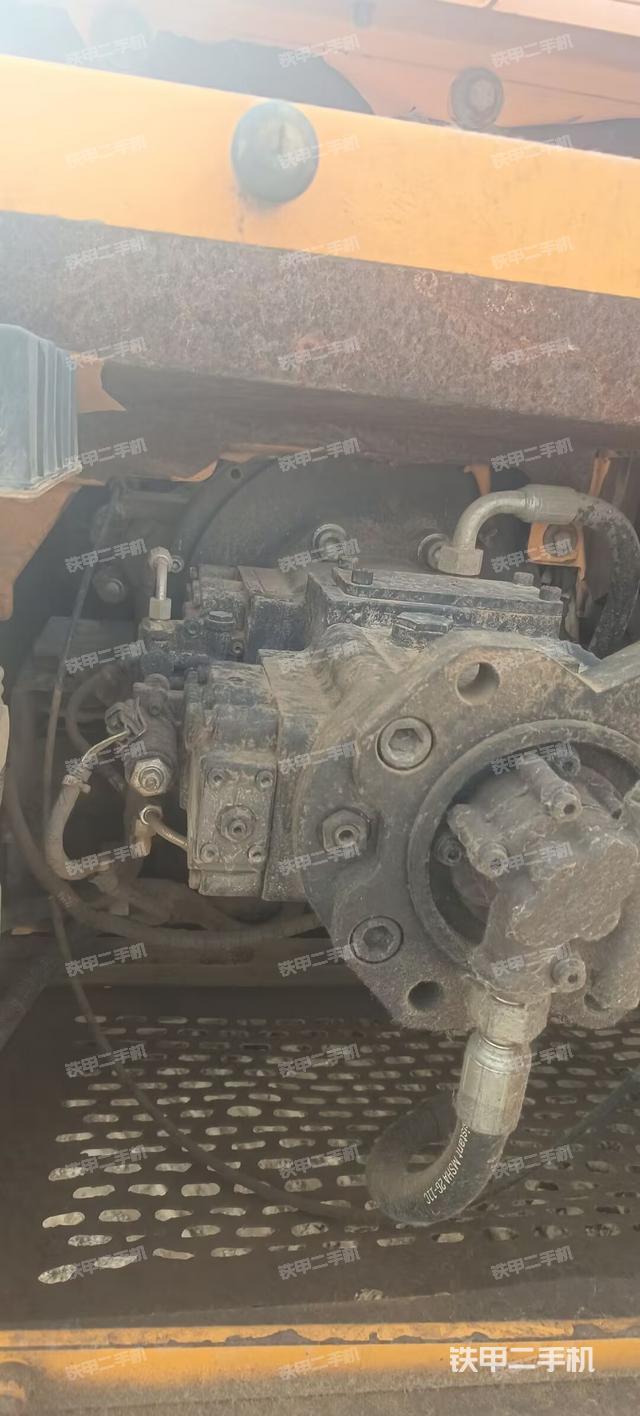 液壓泵艙室正面整體(整機外觀) 液壓泵艙室正面整體(整機外觀)