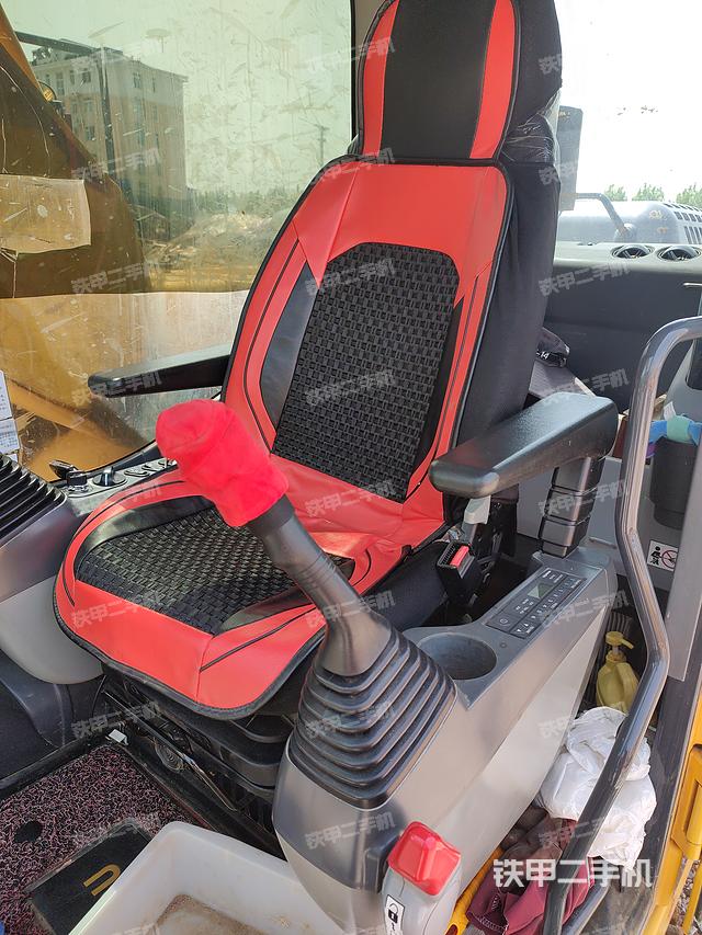 回转马达和主控阀（整机外观）