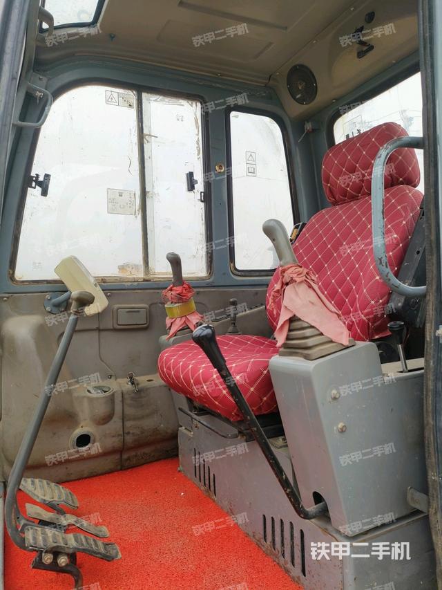 駕駛室頂部(整機(jī)外觀) 駕駛室頂部(整機(jī)外觀)