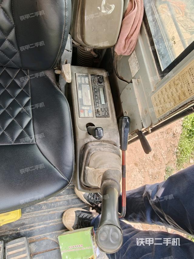 座椅左側(cè)控制臺/音響/含左手柄(駕駛室部分) 座椅左側(cè)控制臺/音響/含左手柄(駕駛室部分)