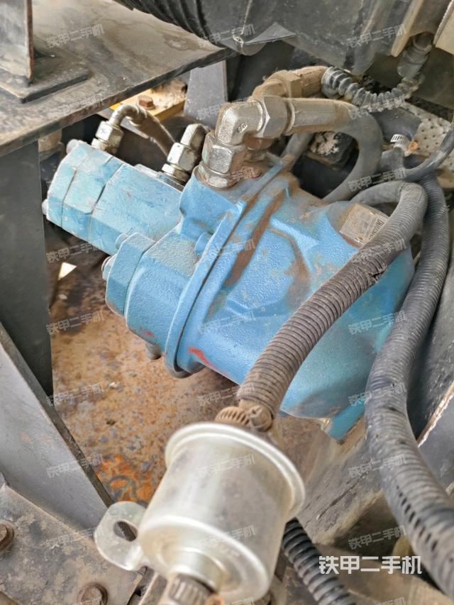 液壓泵艙室正面整體(整機外觀) 液壓泵艙室正面整體(整機外觀)